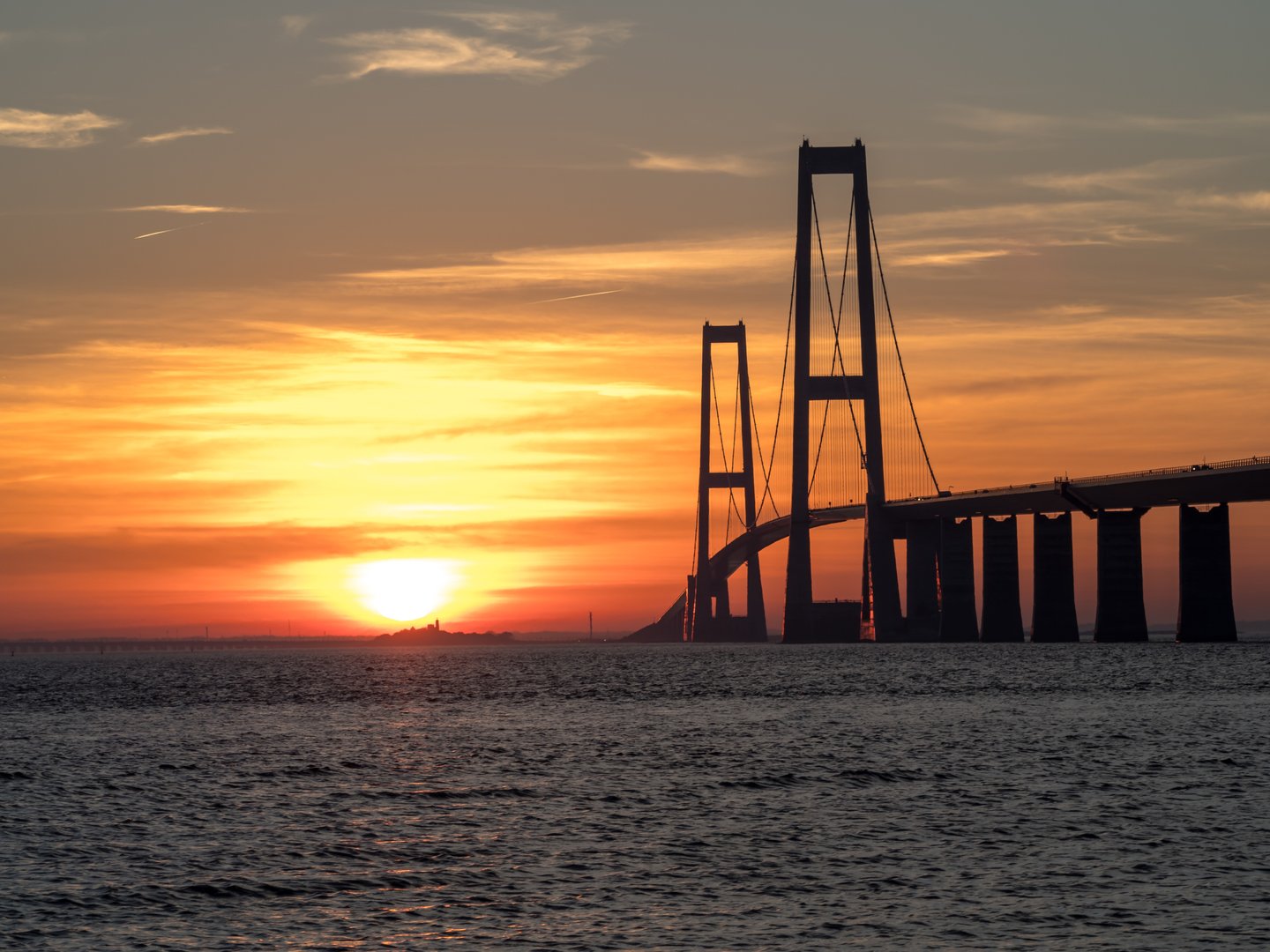 Sonnenuntergang neben der großen Belt Brücke in Dänemark